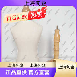 上海女模特與寵物衣架 時尚、溫情與創意的交織